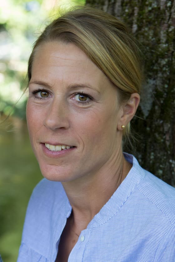 Porträt von Anja Wiehl vor einem Baum an der Würm