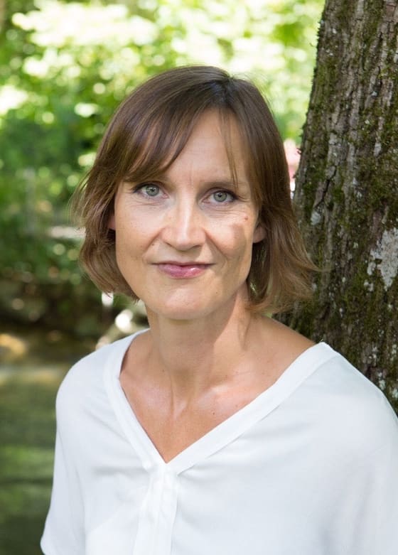 Porträt von Petra Bruch vor einem Baum an der Würm